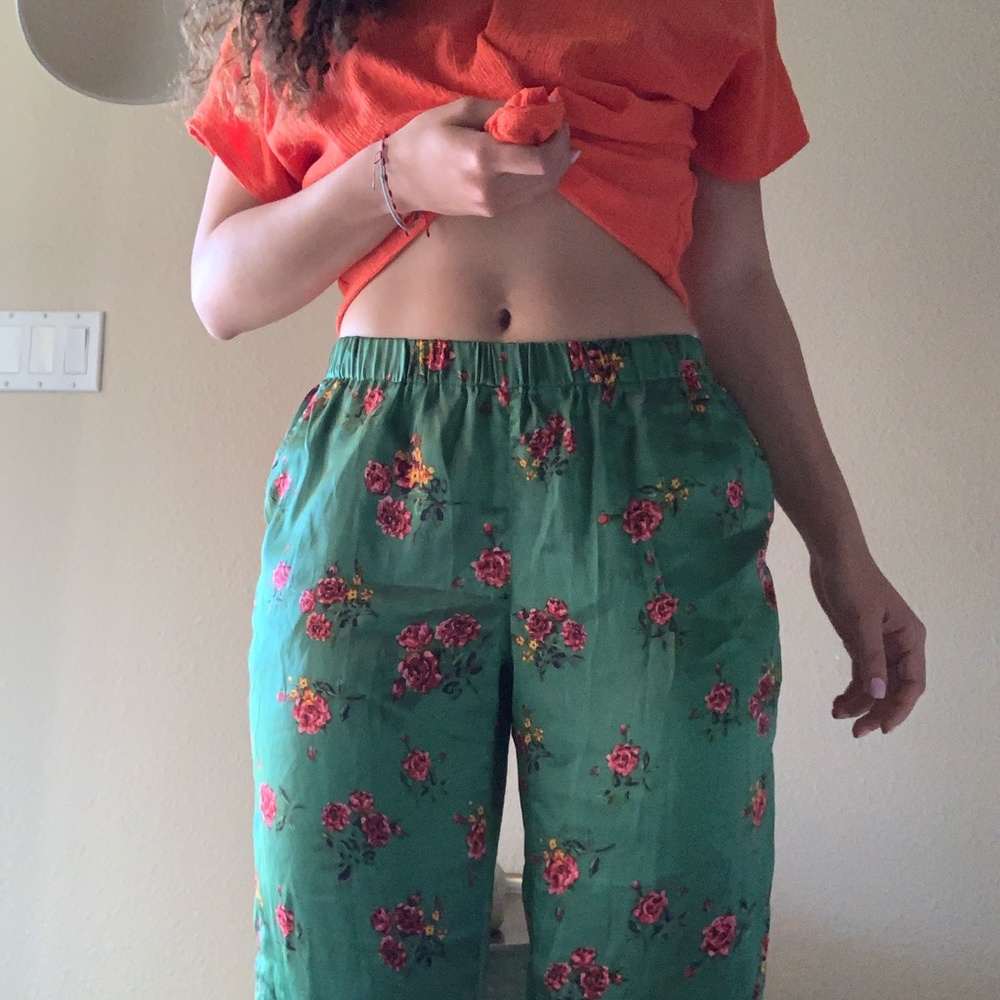 Green flowy pants 👖🌺